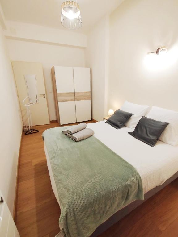 a bedroom with two beds and a green blanket at Les Gîtes d'Altaïr - La Petite Ourse in Tarascon-sur-Ariège