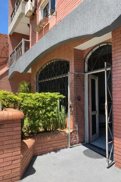 an entrance to a brick building with a staircase at Apartamento en zona centro de Asunción - tranquilo y con acceso directo in Asunción