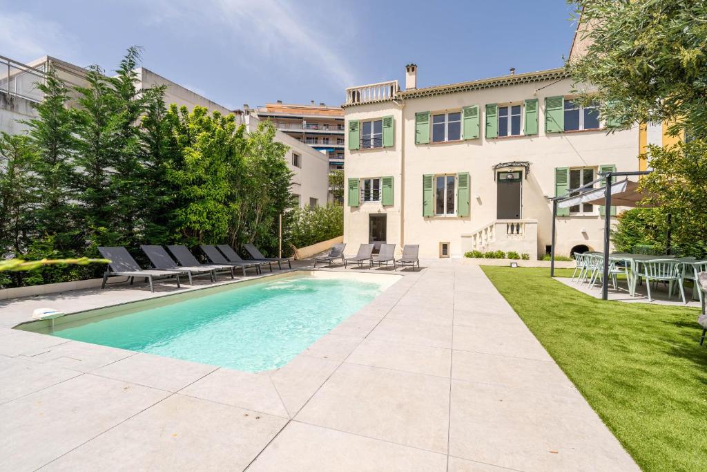 a swimming pool in the backyard of a building at Villa Rosoliel in Cannes