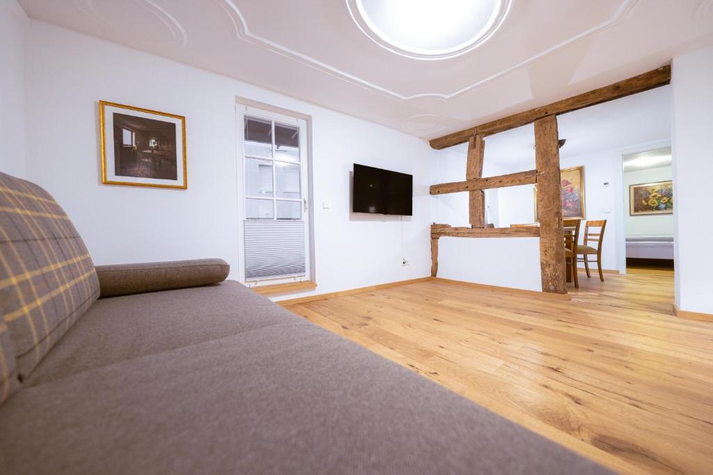 a living room with a couch and a table at Modernes Altstadt-Juwel in Buchen