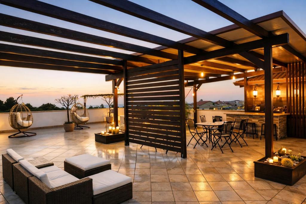a patio with a wooden pergola and a table and chairs at Residenza Cunto in Castellabate