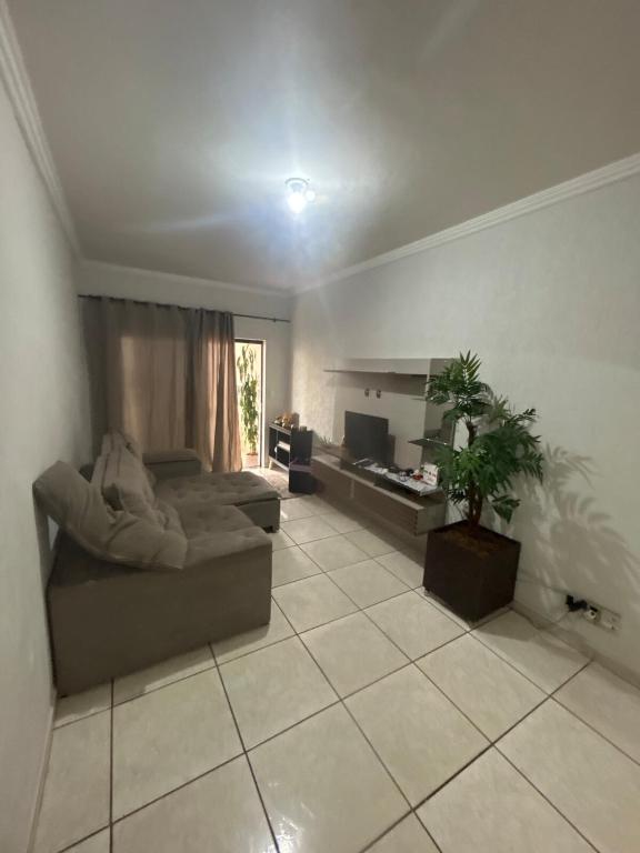 a living room with a couch and a table at Casa BIG John 3 mato grosso in Divinópolis