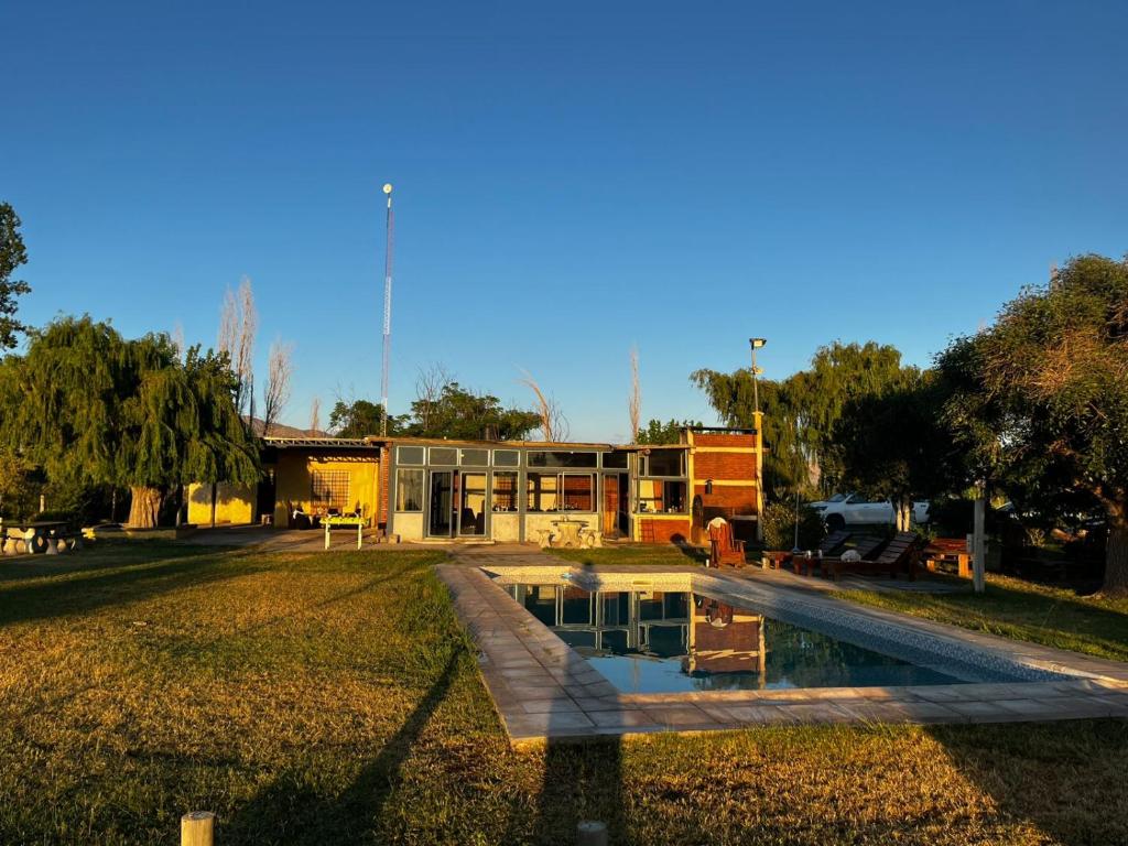 a swimming pool in front of a building at Alalá Campo in Pocito