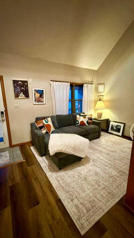 a living room with a couch and a rug at Comfortable 2BR-2BA Mountain Getaway Near Slopes in Cortland