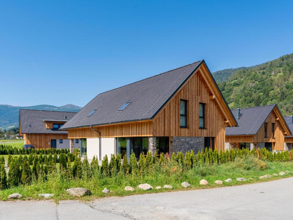 a wooden house with a black roof at Bergzicht 2A in Sankt Lorenzen ob Murau
