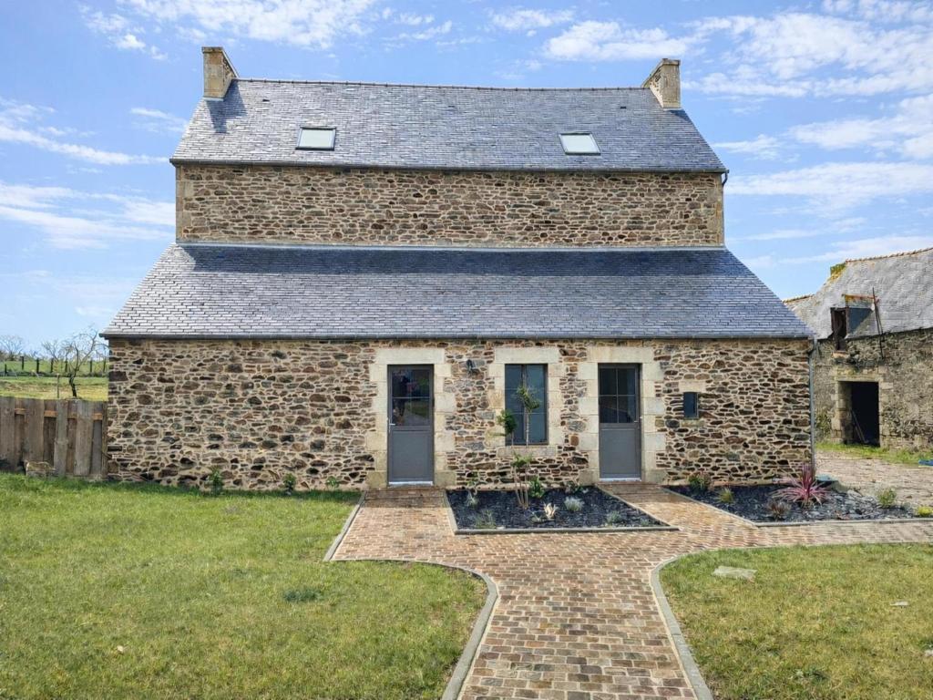 Lovely holiday cottage in Corseul - Casa De Vacaciones De 3 Dormitorios