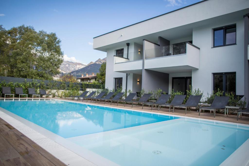 Bazén v ubytování Riva Lake Lodge nebo v jeho okolí