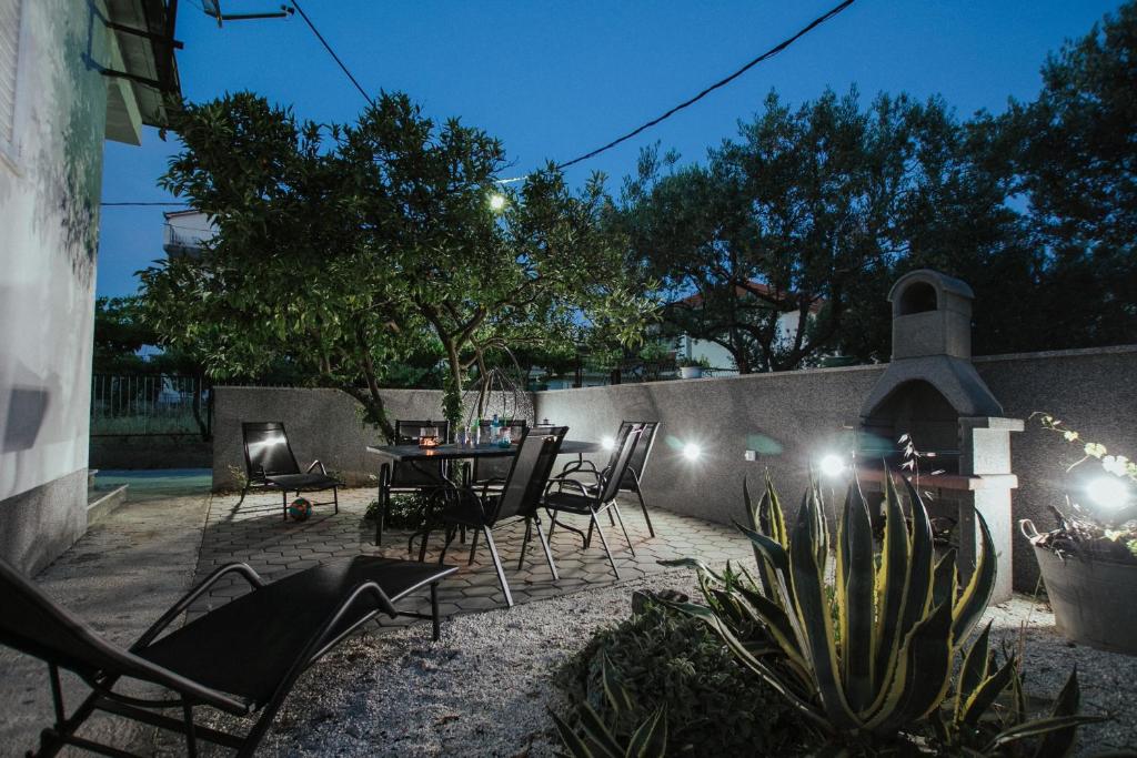 Apartments with parking space Trogir - 25102