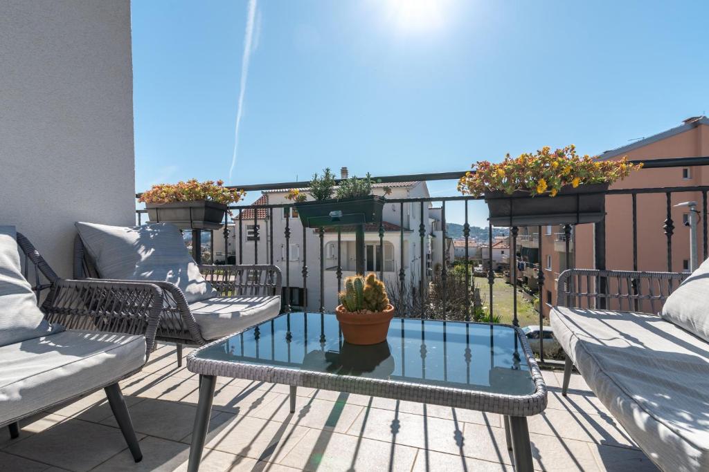Apartments with parking space Trogir - 25137