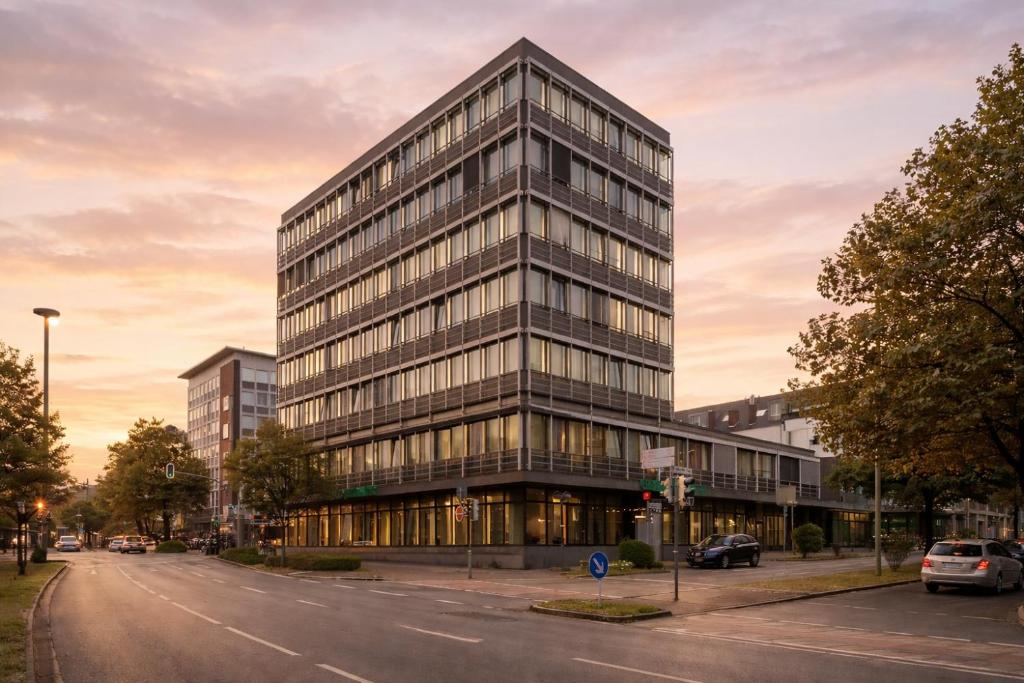 a tall building on a city street with a road at Hotel MIRAGE Düsseldorf-Neuss in Neuss