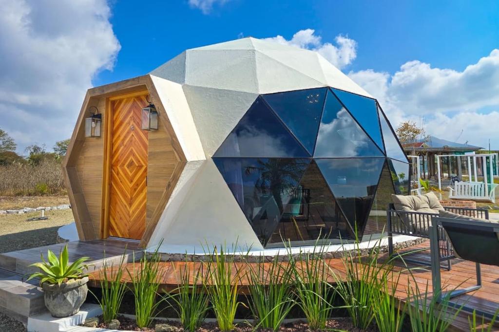 a small house with a large glass dome at Domo La Gloria Tolantongo in Cardonal