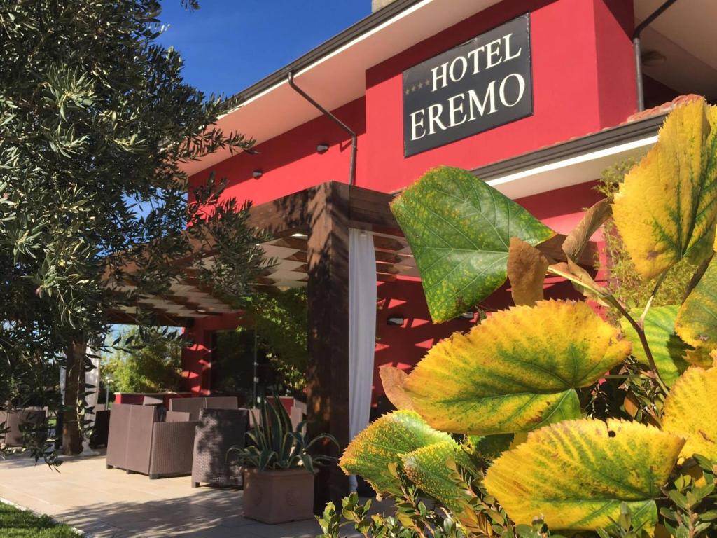 un hotel erongo con plantas frente a un edificio en Hotel Eremo, en Soriano nel Cimino