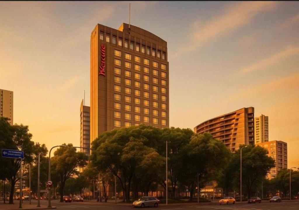 a tall building in a city with cars at Hotel Guarulhos Flat 2004 in Guarulhos