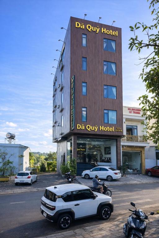 a hotel with a white suv parked in front of it at Hoa Dã Qùy Hotel 2 in Pleiku