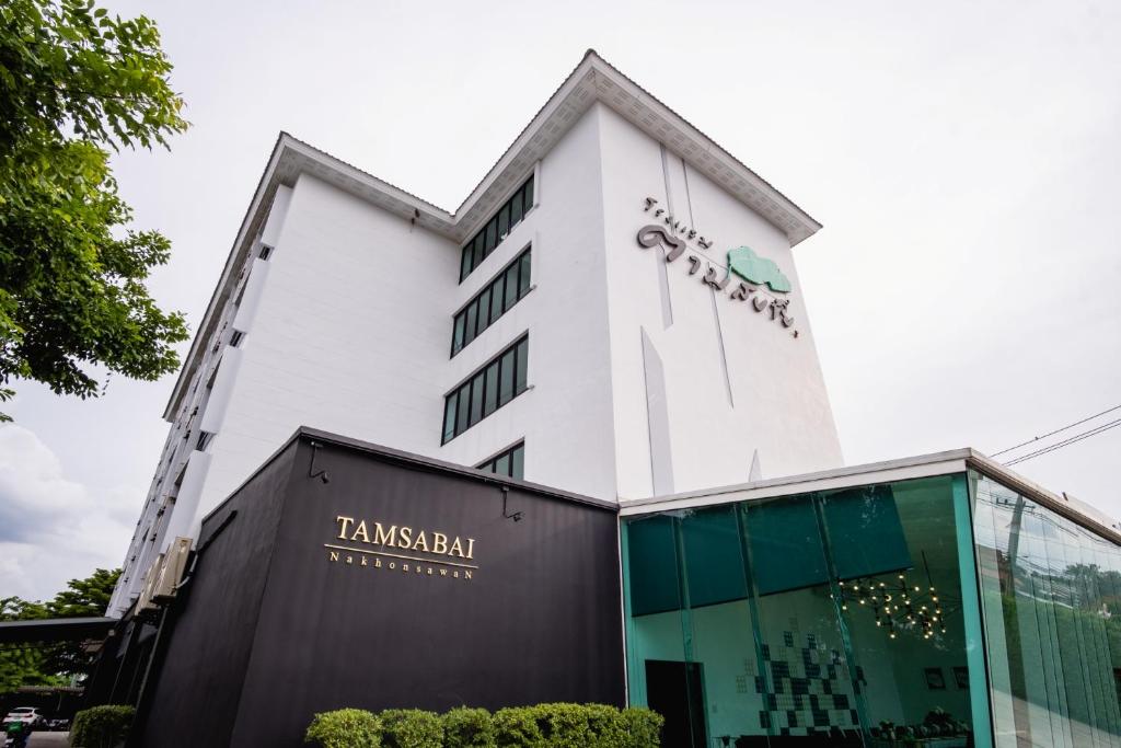 a view of the front of the taksim real hotel at Tamsabai hotel in Nakhon Sawan