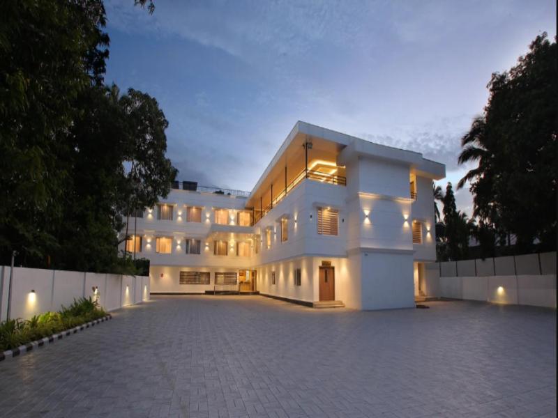 a large white building with a lot of windows at Hotel Salkara Chavakkad in Manattala