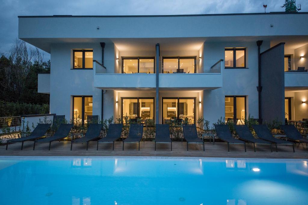 Bazén v ubytování Riva Lake Lodge nebo v jeho okolí