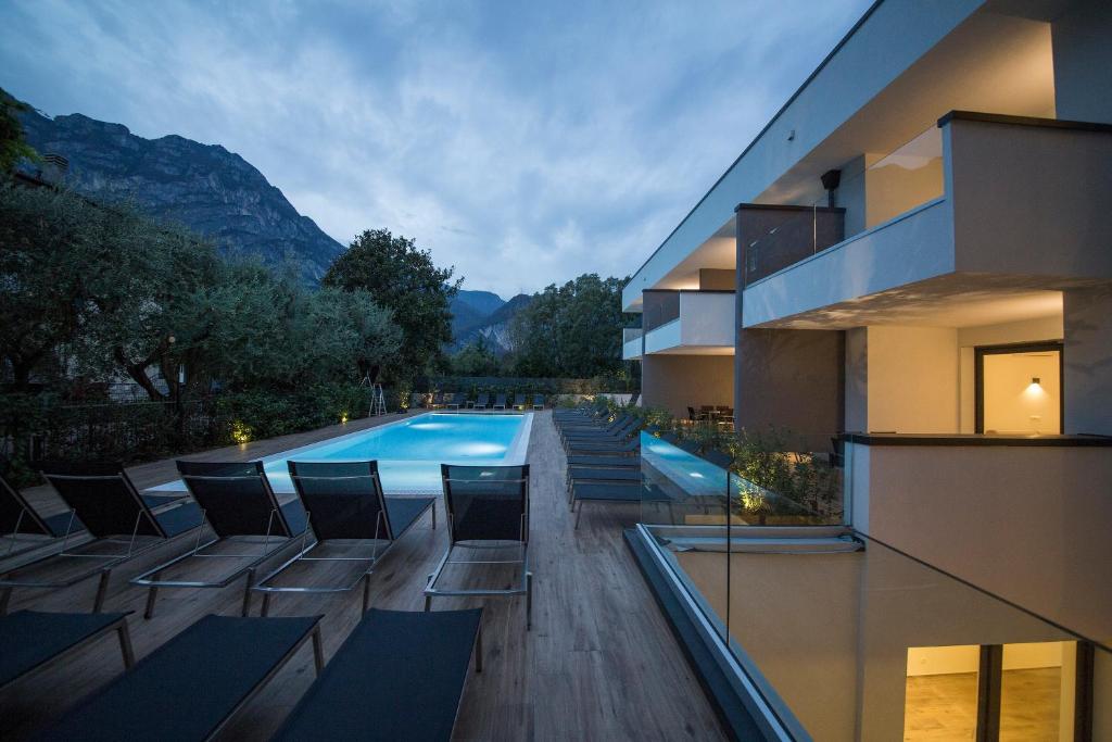 uma vista para uma casa com piscina em Riva Lake Lodge em Riva del Garda