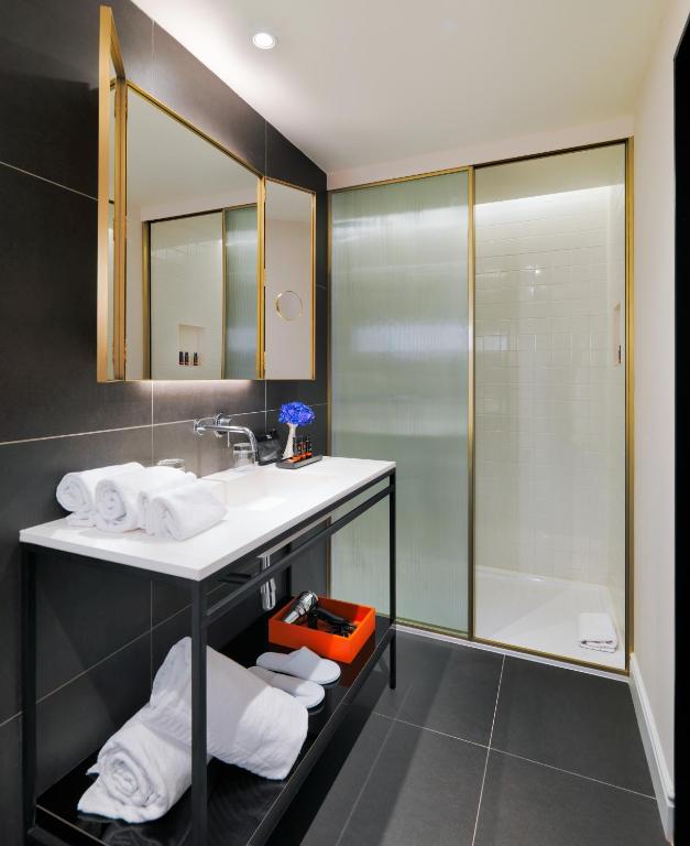 Koupelna v ubytování H10 Casa Mimosa 4* Sup