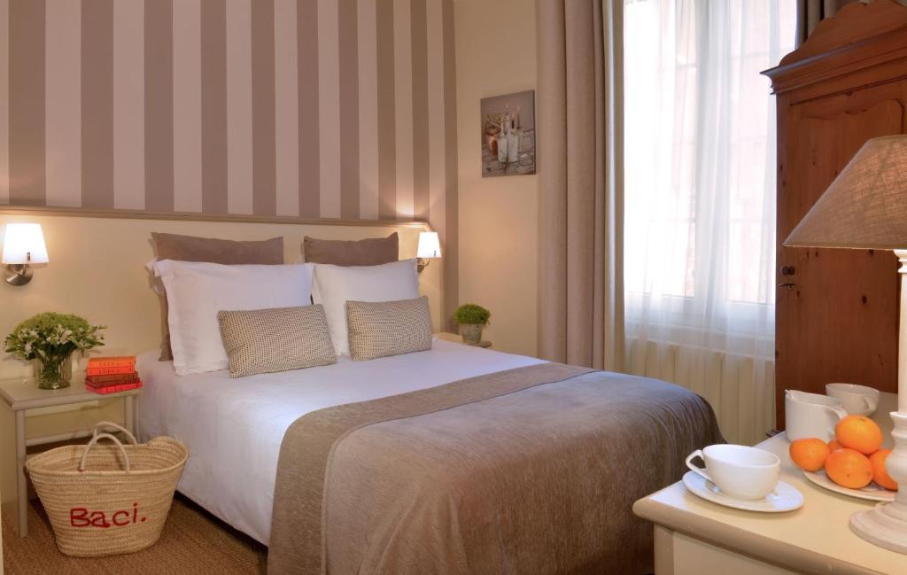 Postel nebo postele na pokoji v ubytování Hôtel Le Fer à Cheval