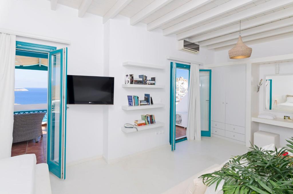 TV a/nebo společenská místnost v ubytování Astypalaia Hotel Palace