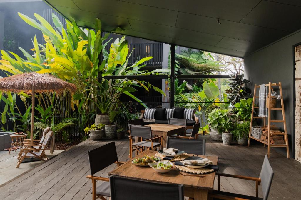 eine Terrasse mit Tisch, Stühlen und Pflanzen in der Unterkunft Imperial Boutique Accommodation in Eumundi