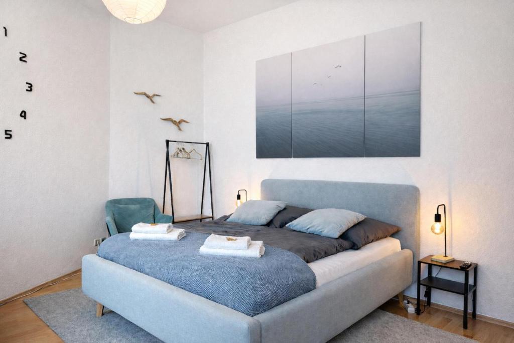 a bedroom with a bed and a blue couch at N&N City Apartment Schwerin mit Parkplatz in Schwerin