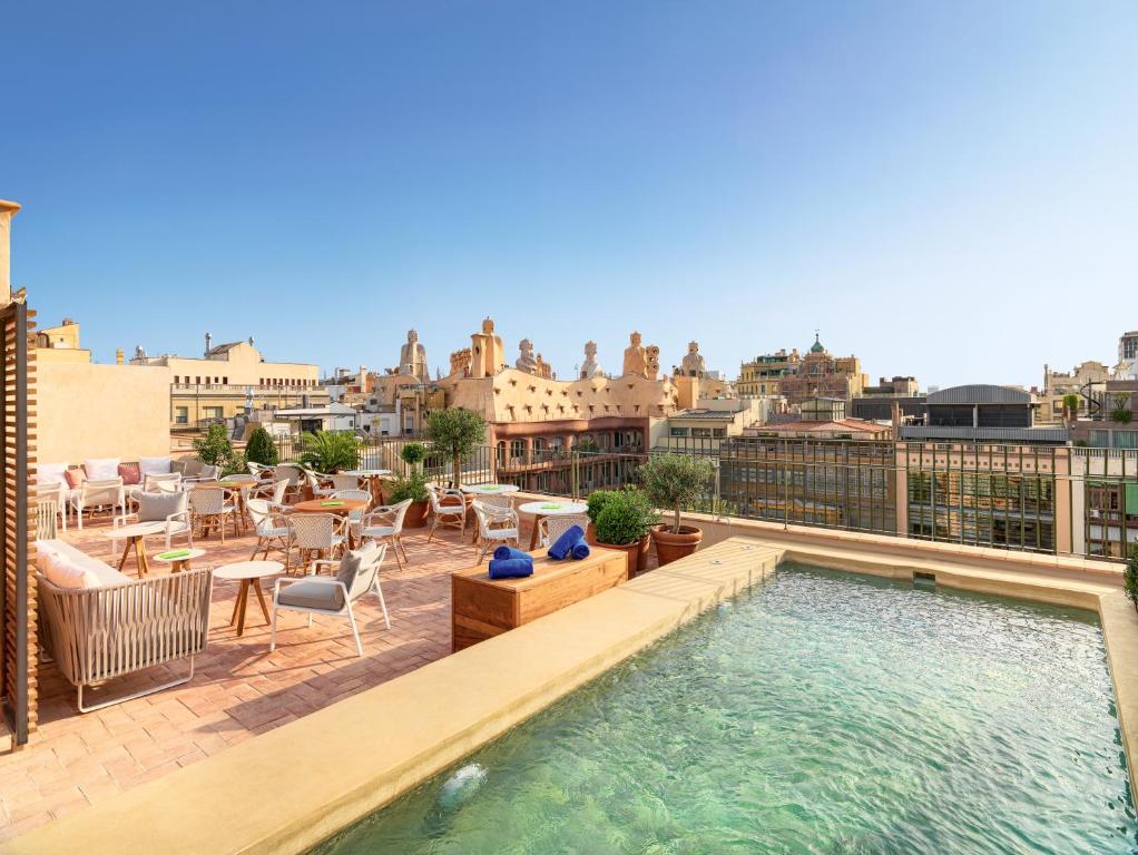 einem Pool auf dem Dach eines Gebäudes in der Unterkunft H10 Casa Mimosa 4* Sup in Barcelona