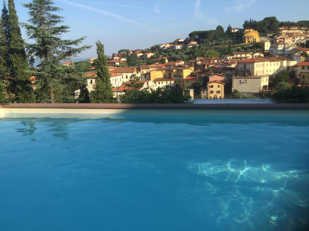 - une vue sur la ville depuis la piscine dans l'établissement La Terrazza di Reggello, à Reggello