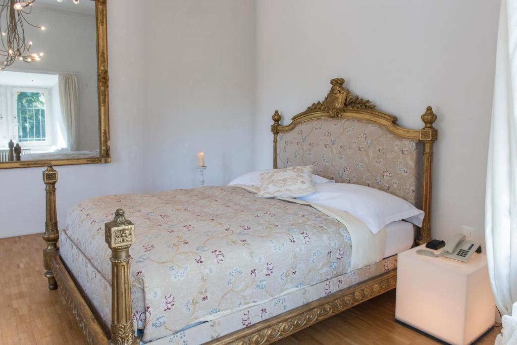 Postel nebo postele na pokoji v ubytování Schloss Münchenwiler