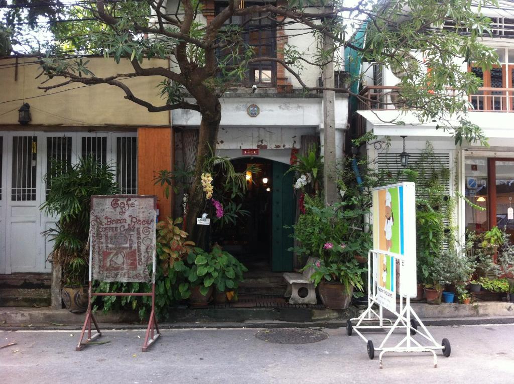 een huis met een bord ervoor bij Café de Baan Raow in Bangkok
