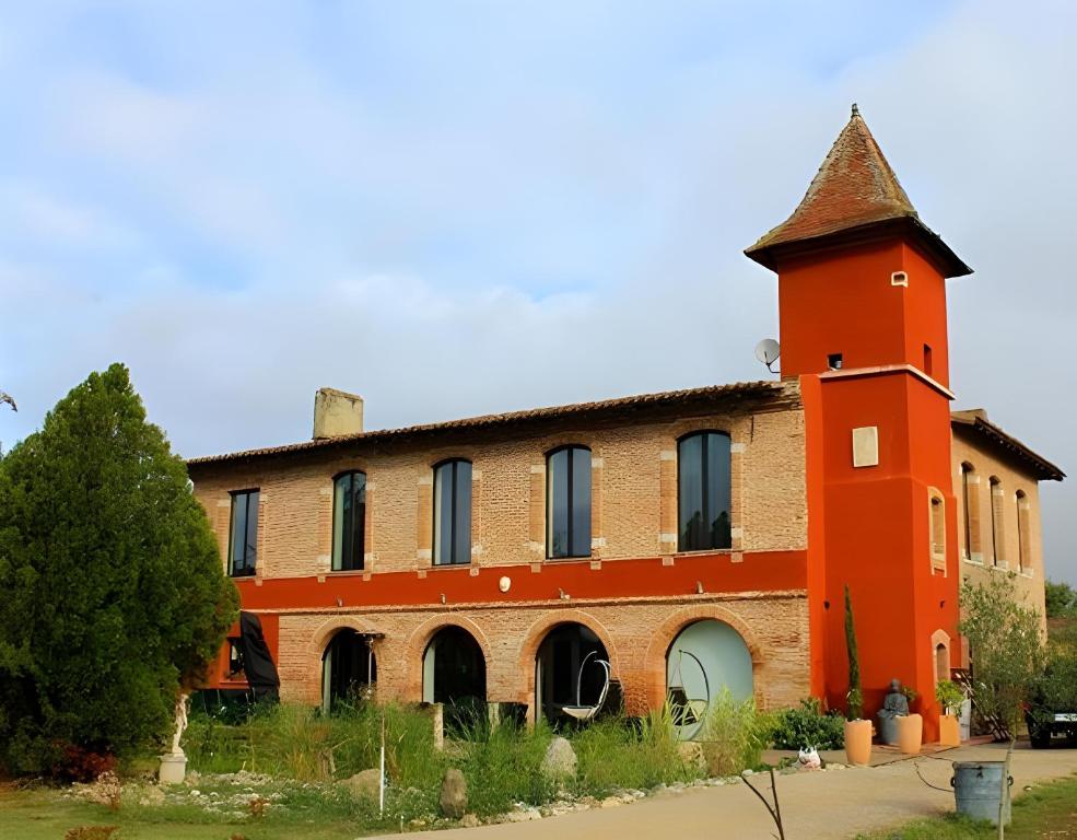 Gallery image of Château Fourclins Domaine privatif 16 personnes Parc & Bassin naturel Proche Toulouse in Merville