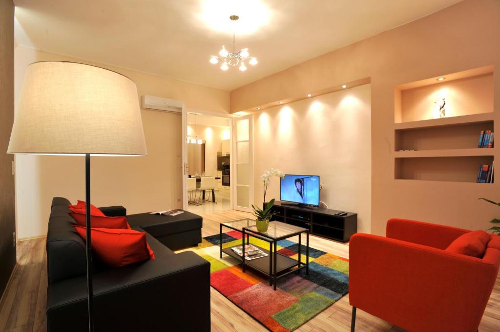ブダペストにあるSynagogue Dream Home in The Centerのリビングルーム(ソファ、テレビ付)