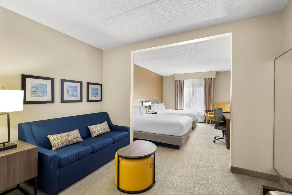 Comfort Suites Near Universal Orlando Resort - 