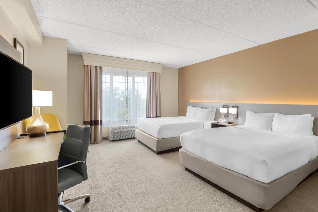Comfort Suites Near Universal Orlando Resort - 