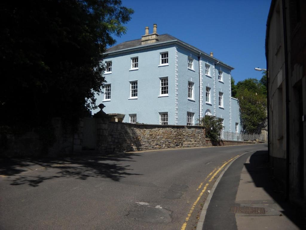 un gran edificio azul al lado de una carretera en Bove Town House Apartments, en Glastonbury