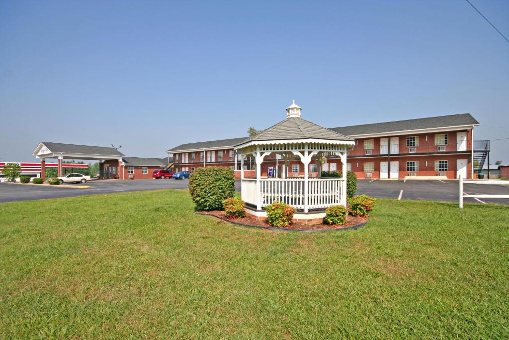 a gazebo in a yard in front of a building at Surry Inn - Dobson in Dobson