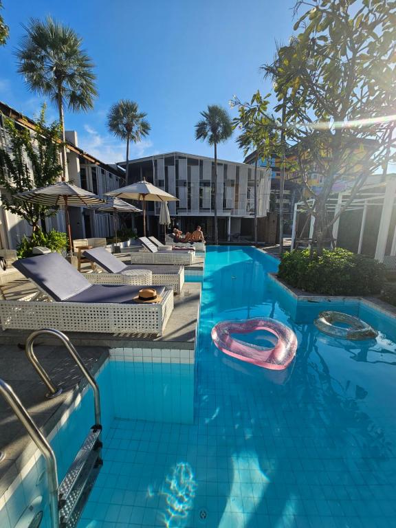 a large swimming pool with a swimming poolvisor at Treevana Club Chiangmai in Chiang Mai
