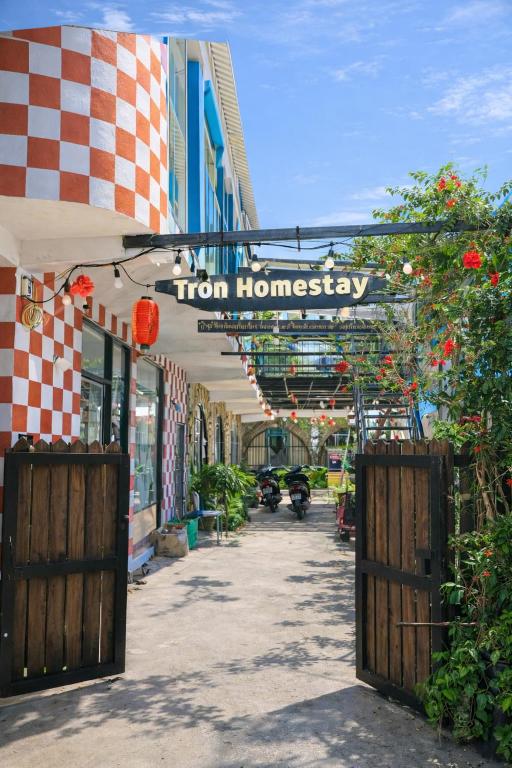 a building with a sign that reads town homogeneity at Tròn Homestay Vĩnh Hy in Vĩnh Hy