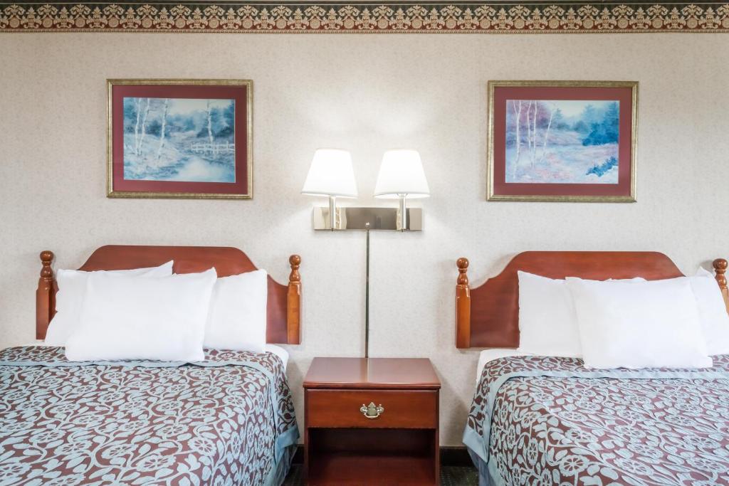 Days Inn by Wyndham Tannersville - Double Room With Two Double Beds - Non-Smoking