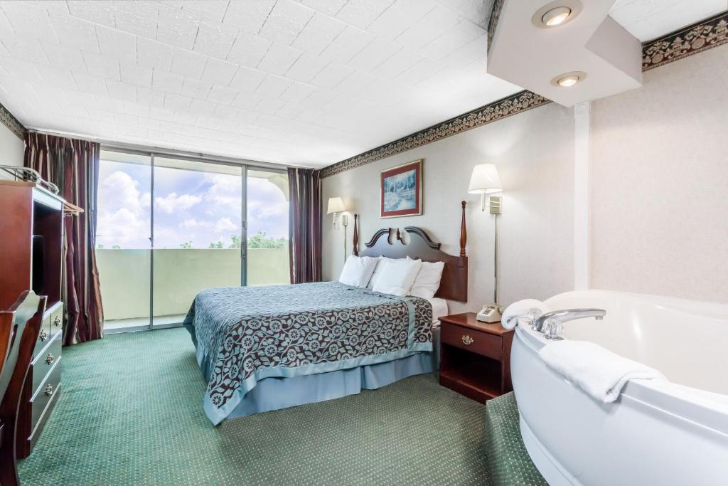 Days Inn by Wyndham Tannersville - King Deluxe Suite With Mountain View - Non-Smoking