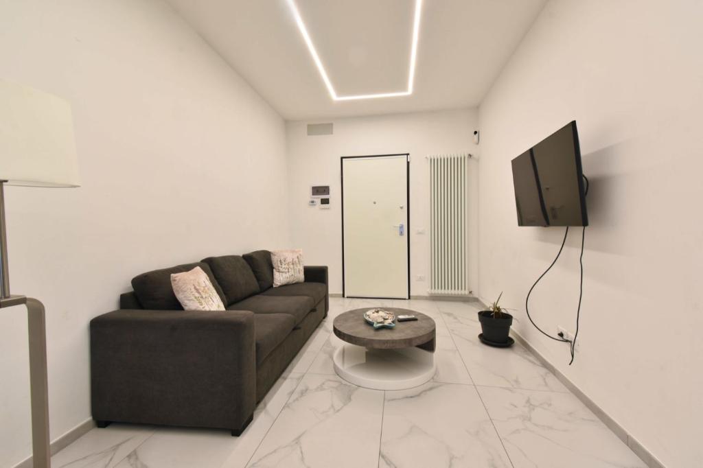 a living room with a couch and a tv at Appartamento Delfino in Rimini