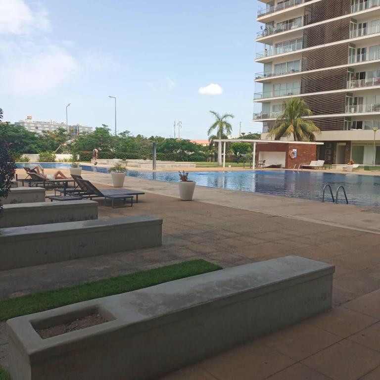 basen z ławkami i budynkiem w obiekcie Atlantic Terraces w mieście Luanda