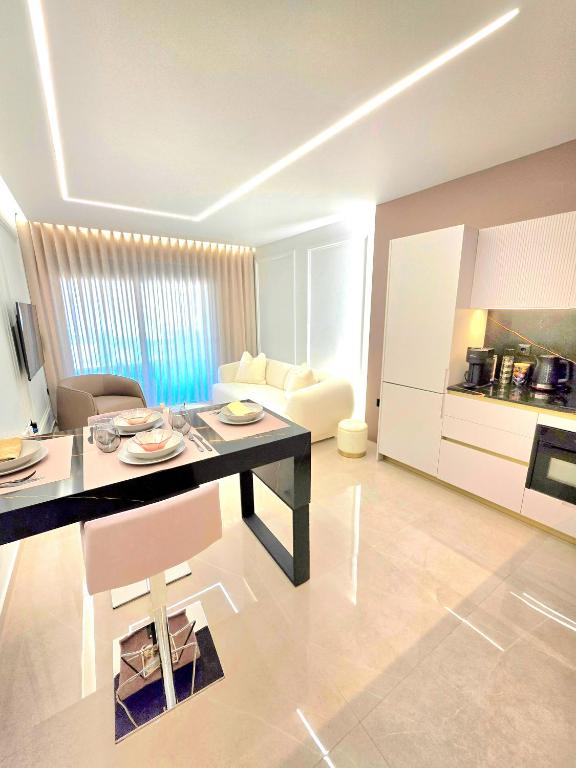 N K Suite - Design Boutique Stay with City view
