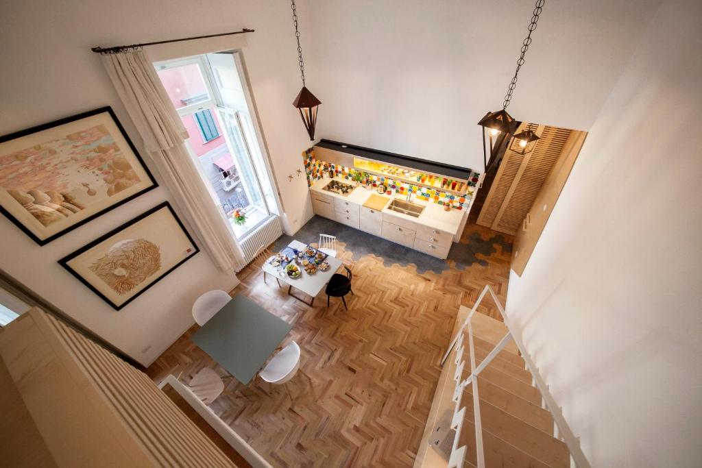 an overhead view of a living room with a table at Ovo - Slow Travel in Naples