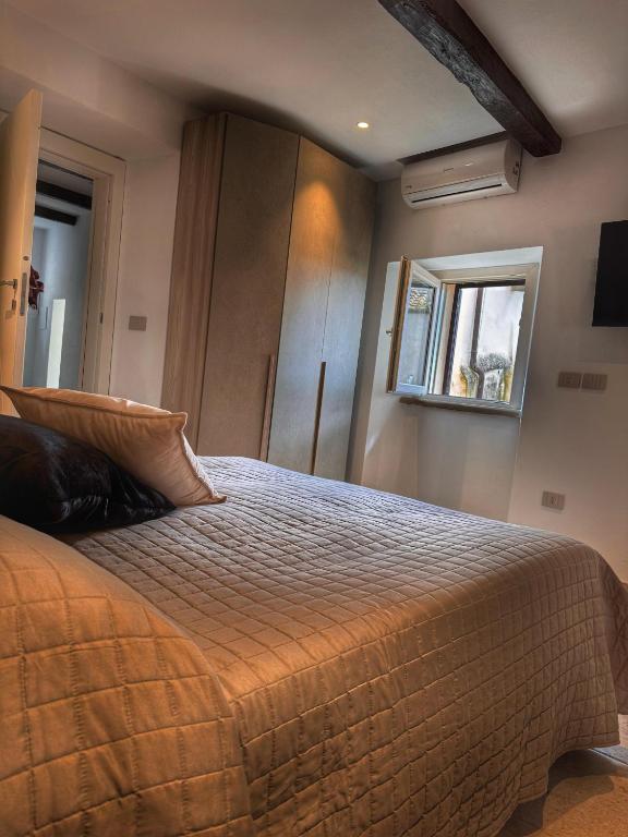 a bedroom with a bed and a window at Mia Margot Suite Apartment in Castagneto Carducci