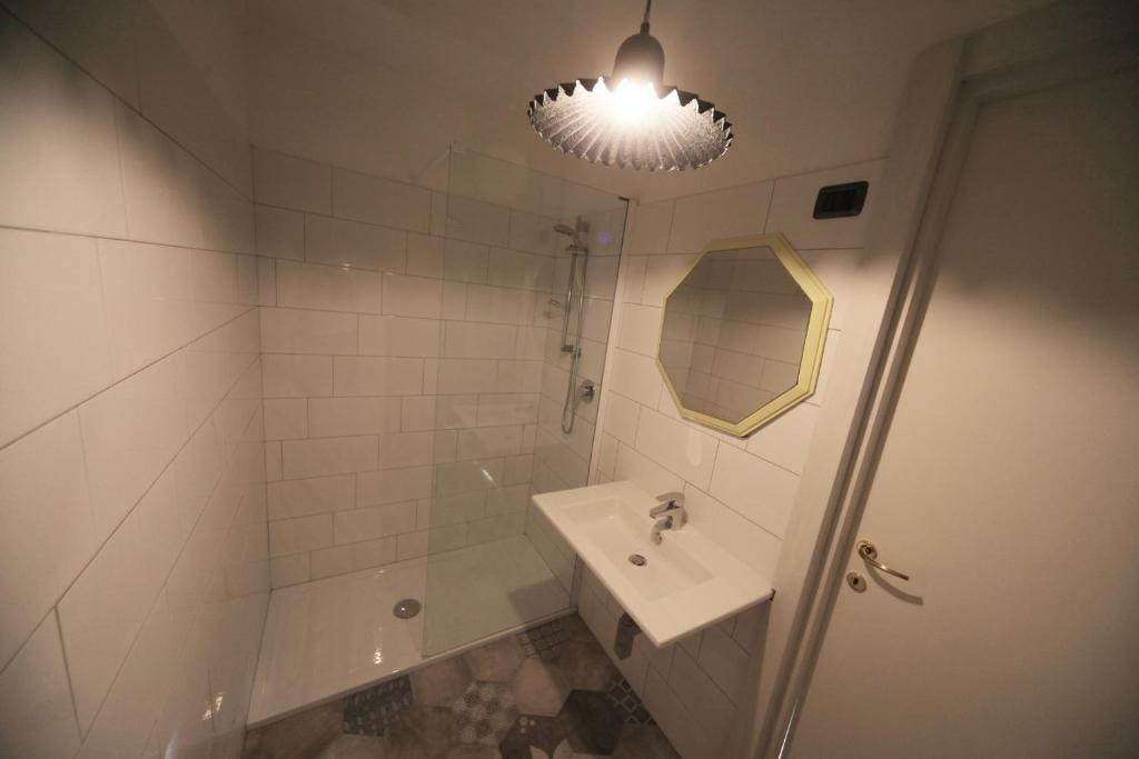 Ένα μπάνιο στο Dopa Hostel