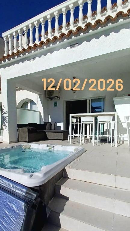 Plage à 500 m, Maison haut de gamme avec amarre privée, accès mer en 5 min sans pont, jacuzzi