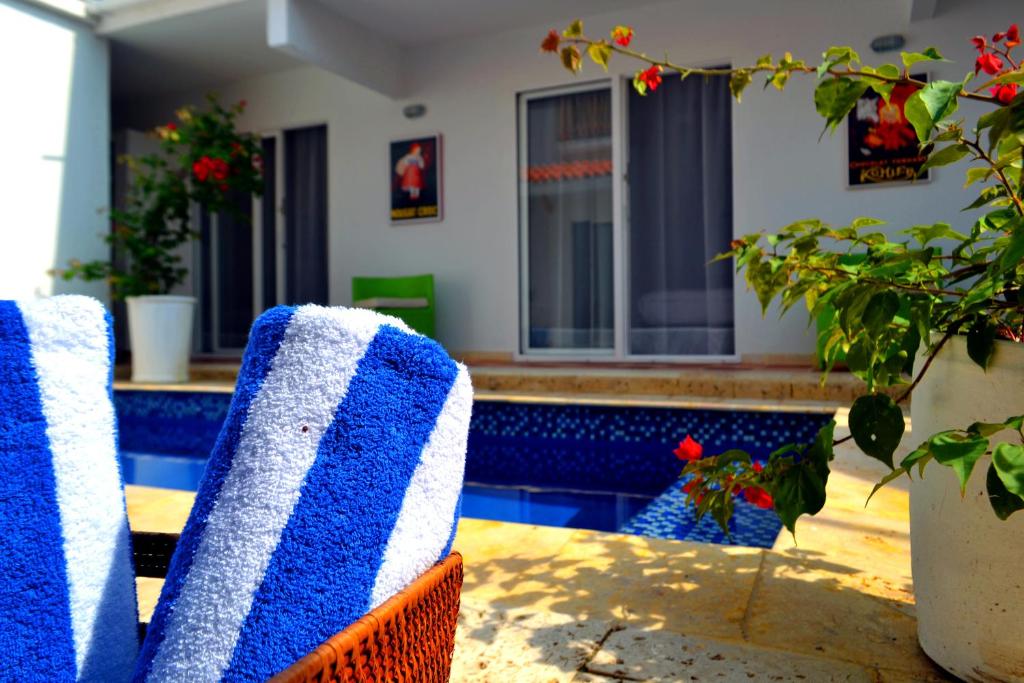 dos toallas azules y blancas sentadas en un patio en Casa Crespo, en Cartagena de Indias