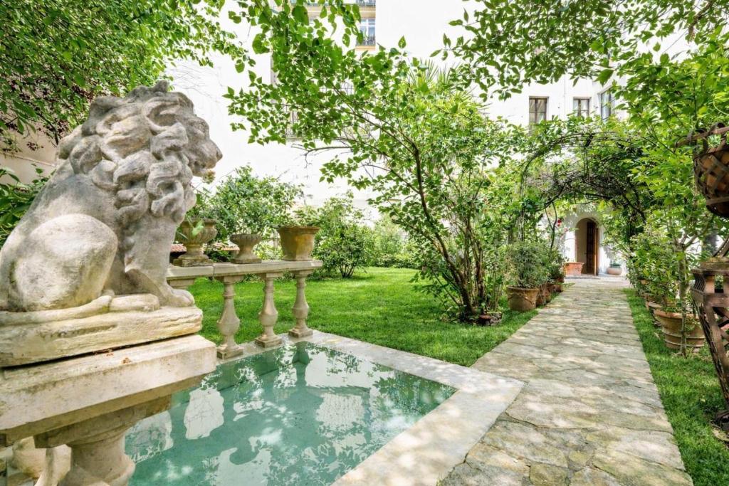 Jardí fora de Hotel de Nesle